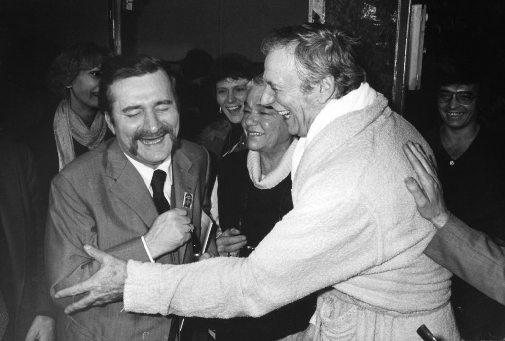 Yves Montand et Lech Walesa à l'Olympia. Octobre 1981